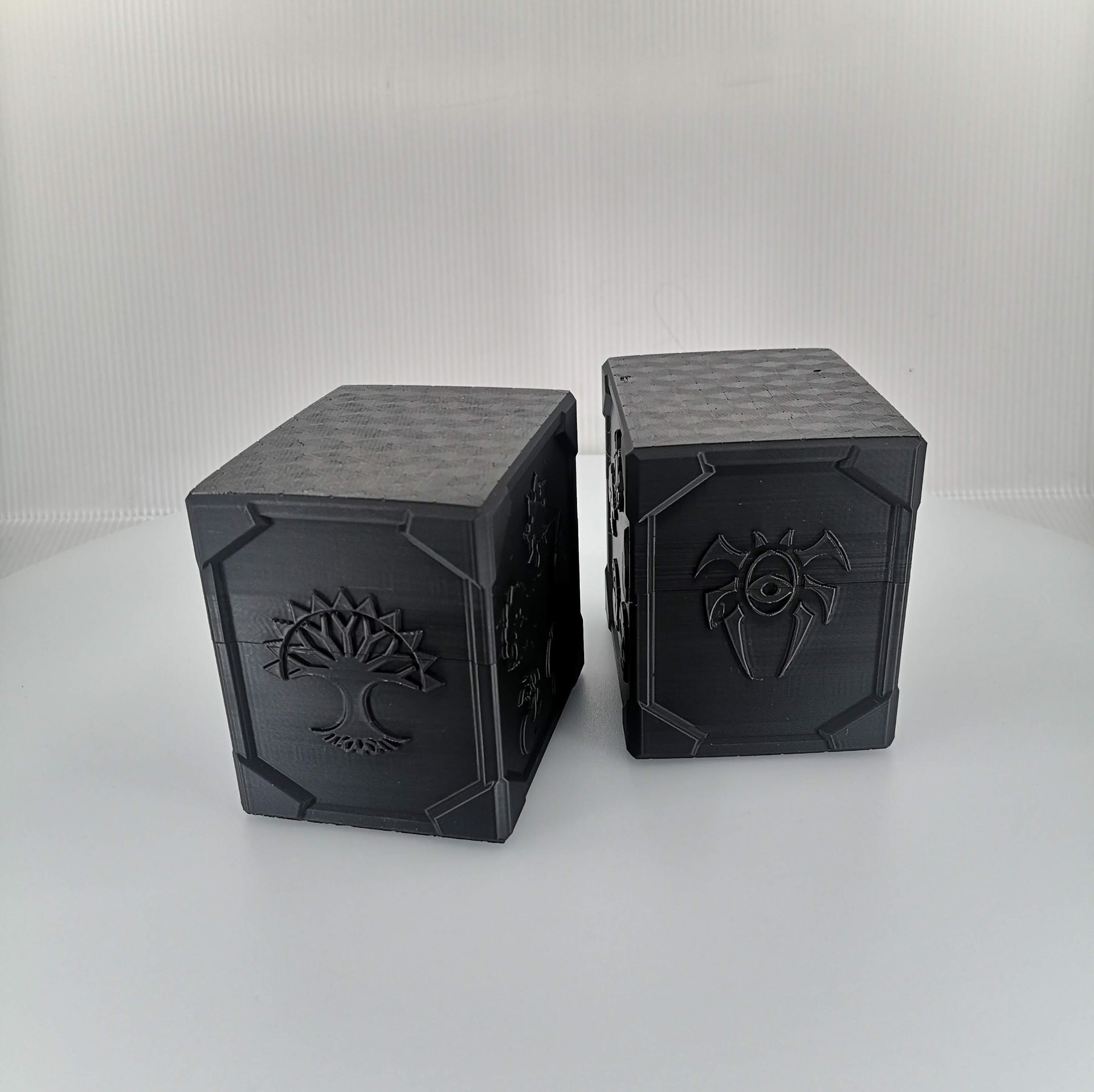Venchartt Deck Box Boite de rangement jeux de cartes Création en impression 3D personnalisable Boite Jeux de cartes Artisanal Lyon Personnalisé Magic Yu-Gi-Oh! Pokémon Sur mesure Protection